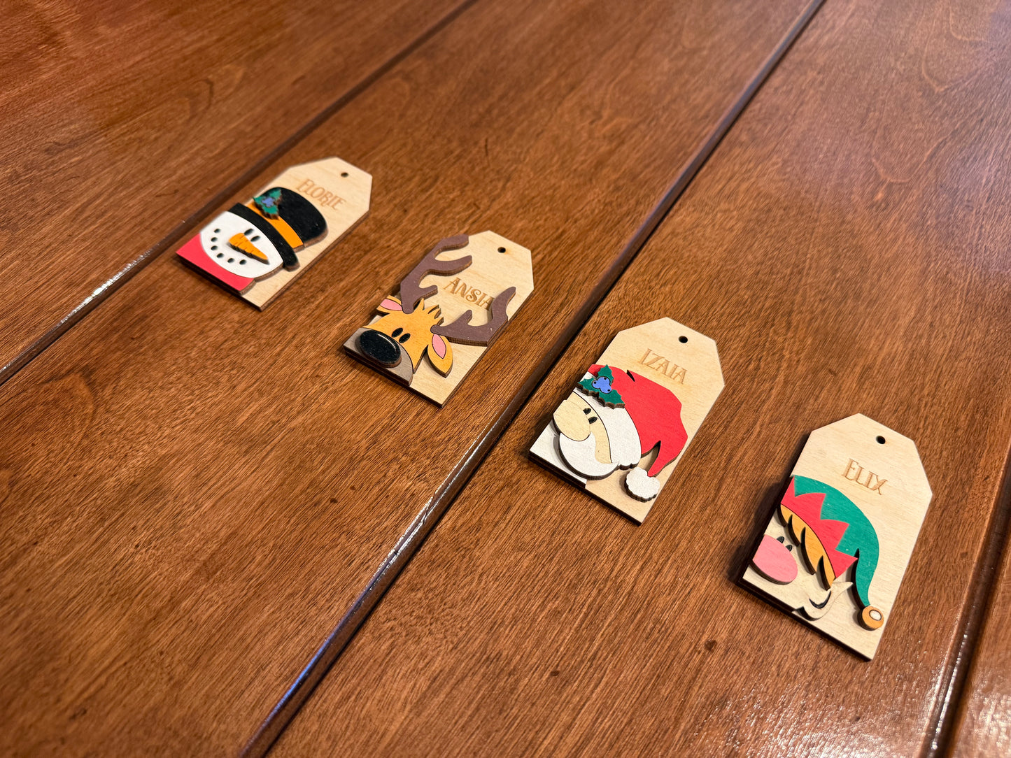 Personnages de Noël étiquettes cadeaux (obtenez 25% de réduction à l'achat de 3 et plus)