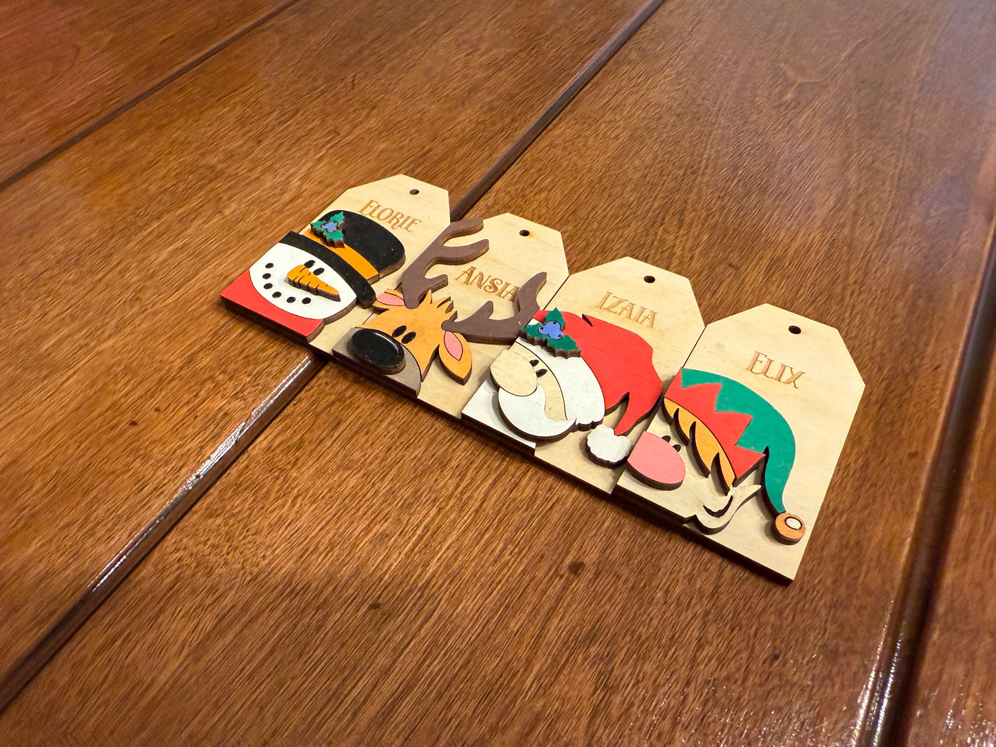 Personnages de Noël étiquettes cadeaux (obtenez 25% de réduction à l'achat de 3 et plus)